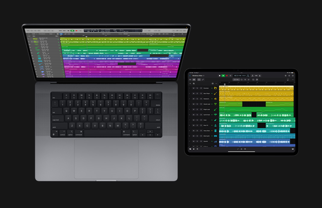 iPad Pro와 MacBook Pro가 나란히 놓여 있고 두 기기의 화면 모두에 Logic Pro가 실행되는 모습.