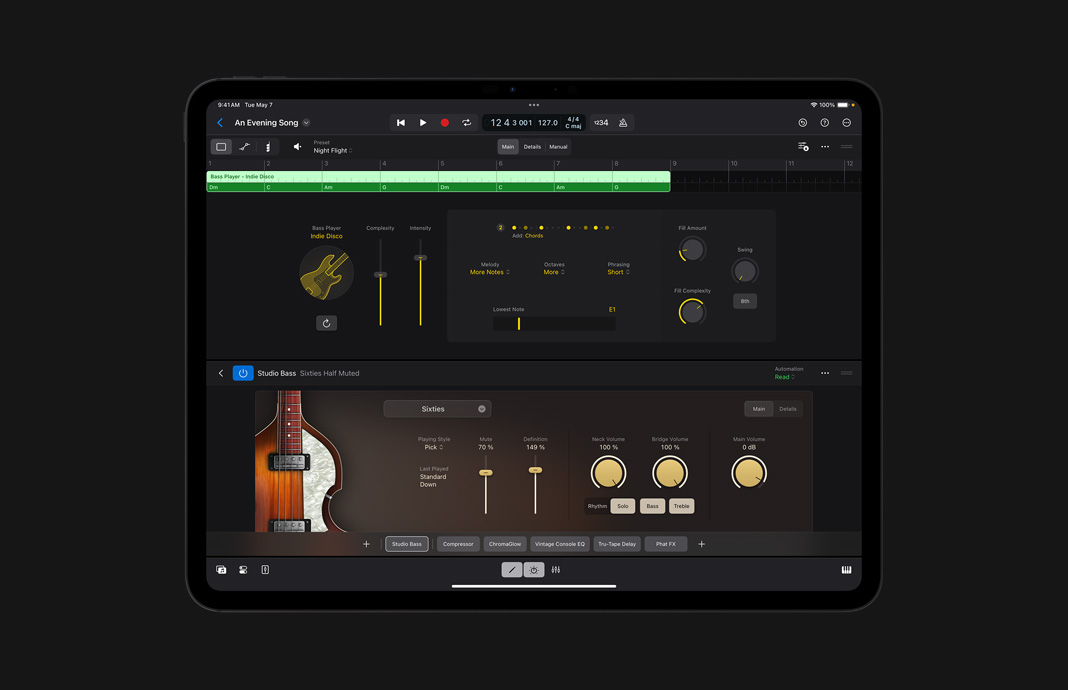 Imagen que muestra cómo se crean y tocan líneas de bajo en un iPad Pro con Logic Pro para el iPad.