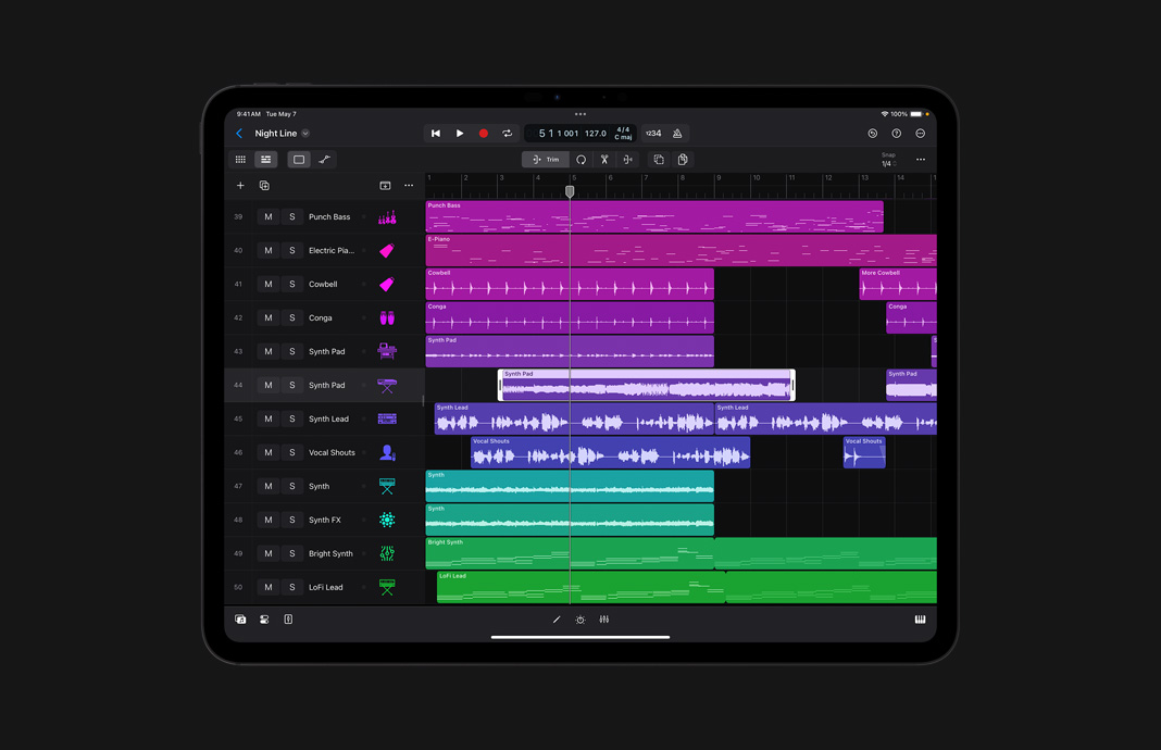 Vista amplia de la navegación de un proyecto multipista en Logic Pro en un iPad Pro.