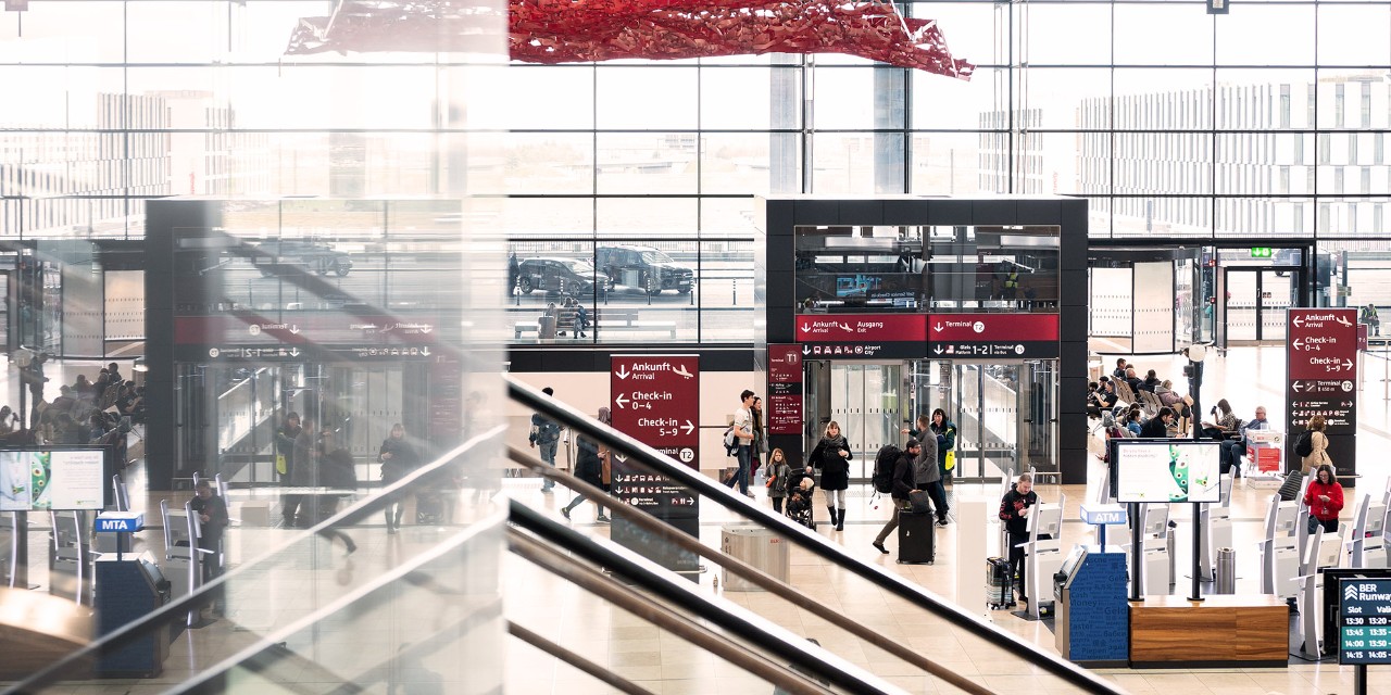 Passengers in Terminal 1 © Oliver Lang / FBB