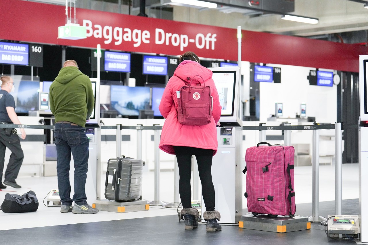 People printing their boarding passes in T2.