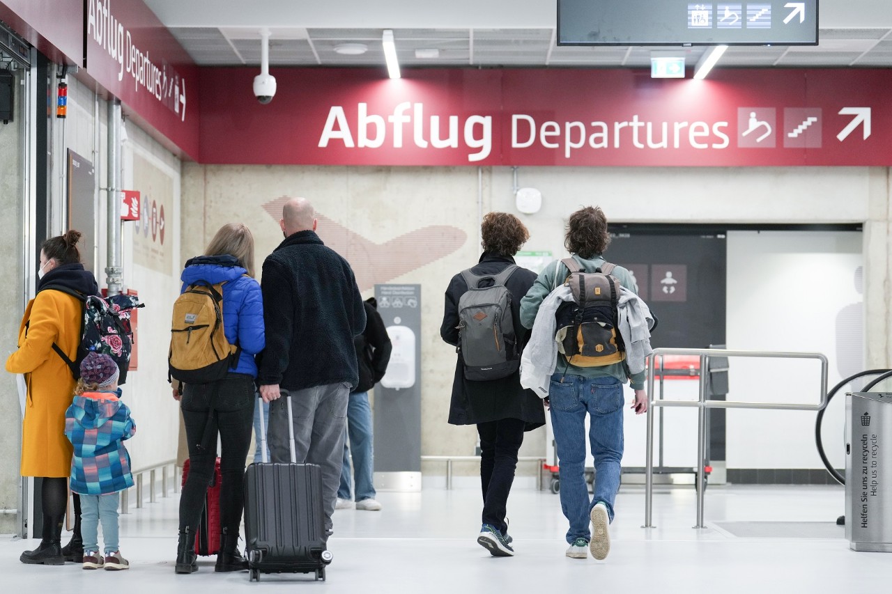 Travellers on their way to the security control 