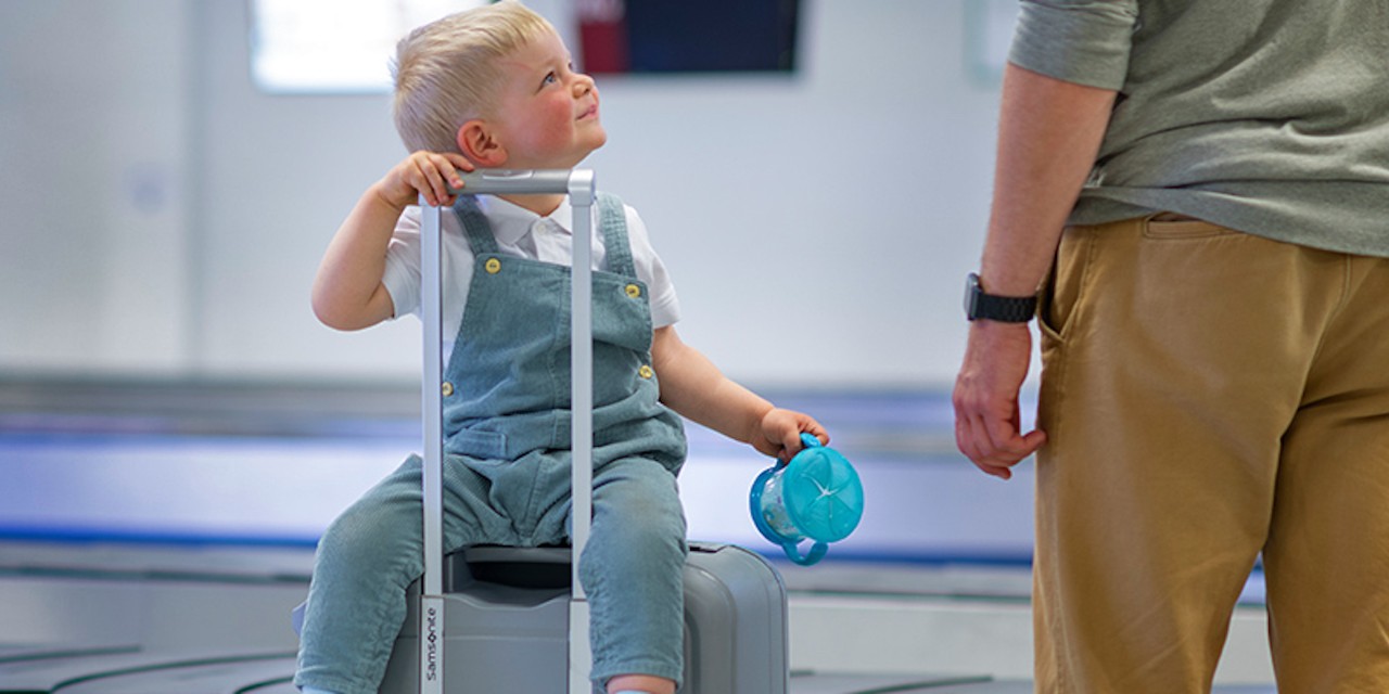 Child at baggage belt