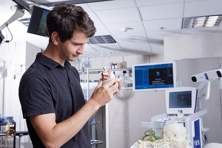 Mayo Clinic Alix School of Medicine student conducting research.