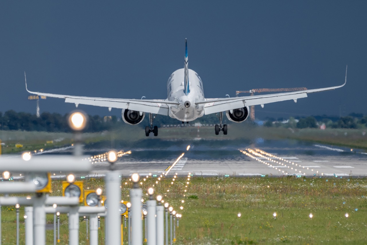 Plane taking-off (c) Günter Wicker / FBB