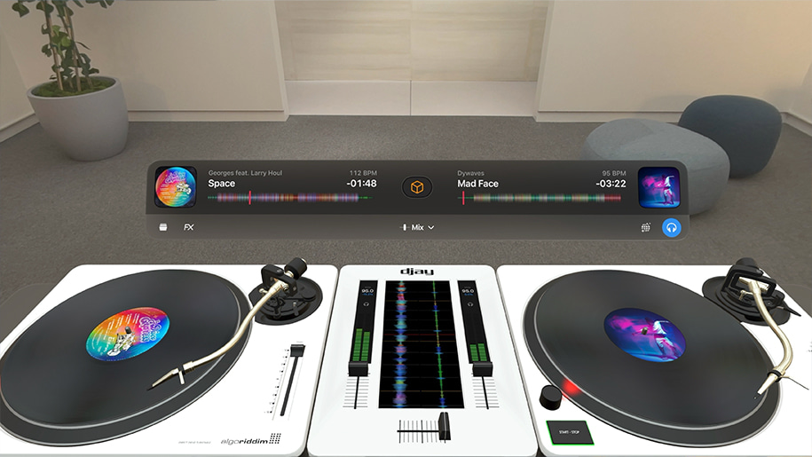 거실을 배경으로 두 개의 턴테이블이 표시된, Apple Vision Pro에서 실행되고 있는 djay 앱의 스크린샷.