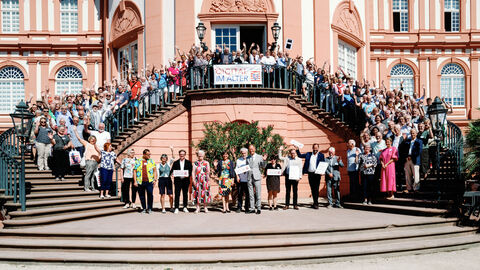 Gruppenfoto der hessischen Di@-Lotsinnen und -Lotsen auf der Außentreppe von Schloss Biebrich