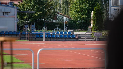 Roter Sportplatz mit leerer Tribüne