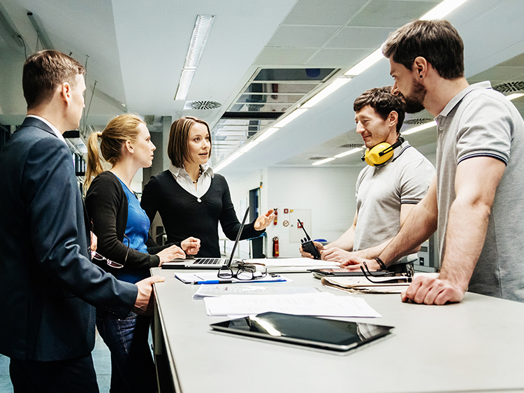 Team von Ingenieuren bei Besprechung in Fabrik