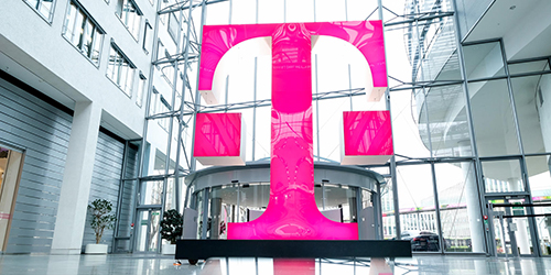 Übergroßes Magenta T im Foyer der Telekom Zentrale