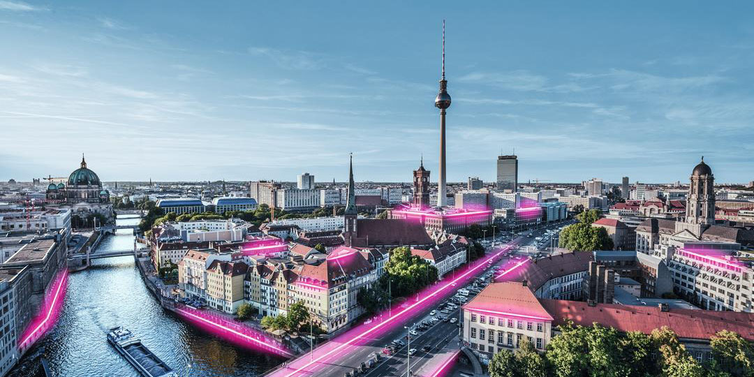 Berlin Ansicht mit symbolischen magentafarbenen Glasfaserkabeln