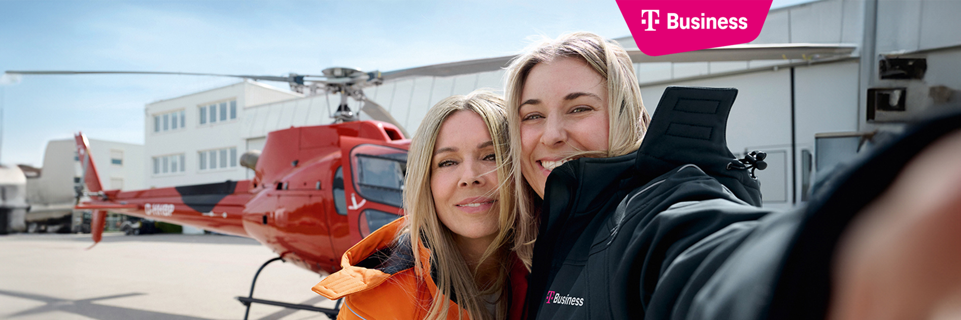 Kundin und Telekom Beraterin machen ein Selfie auf einem Flugplatz