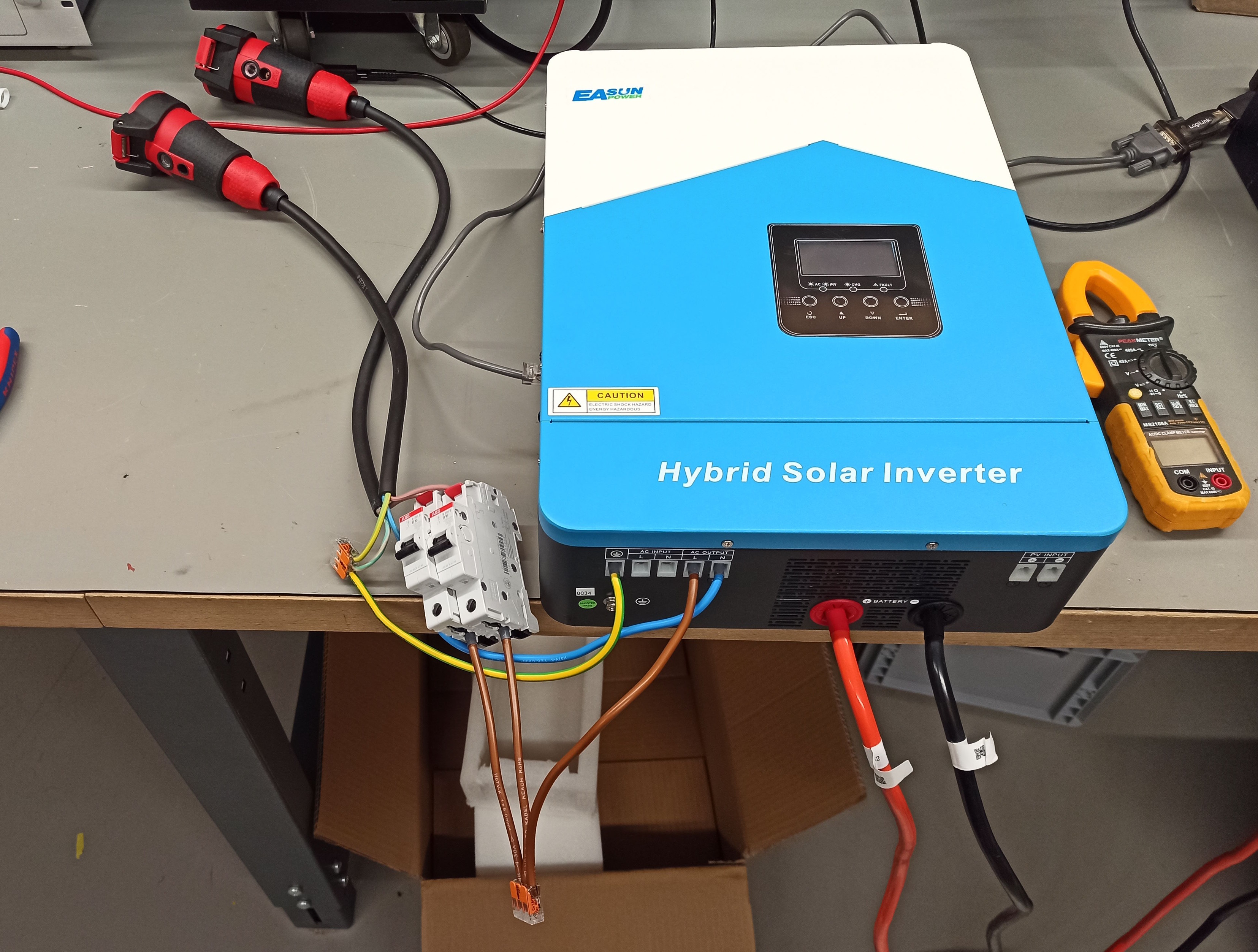 picture of the inverter with two Schuko sockets and thick battery wires hooked up to it