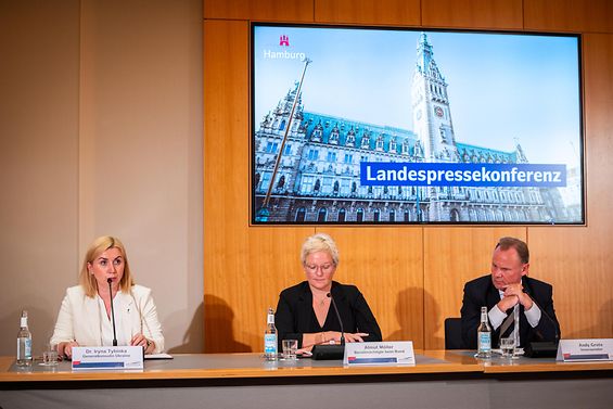 Generalkonsulin Irina Tybinka, Staatsrätin Almut Möller und Innensenator Andy Grote bei der Landespressekonferenz