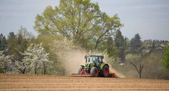 Traktor auf dem Feld