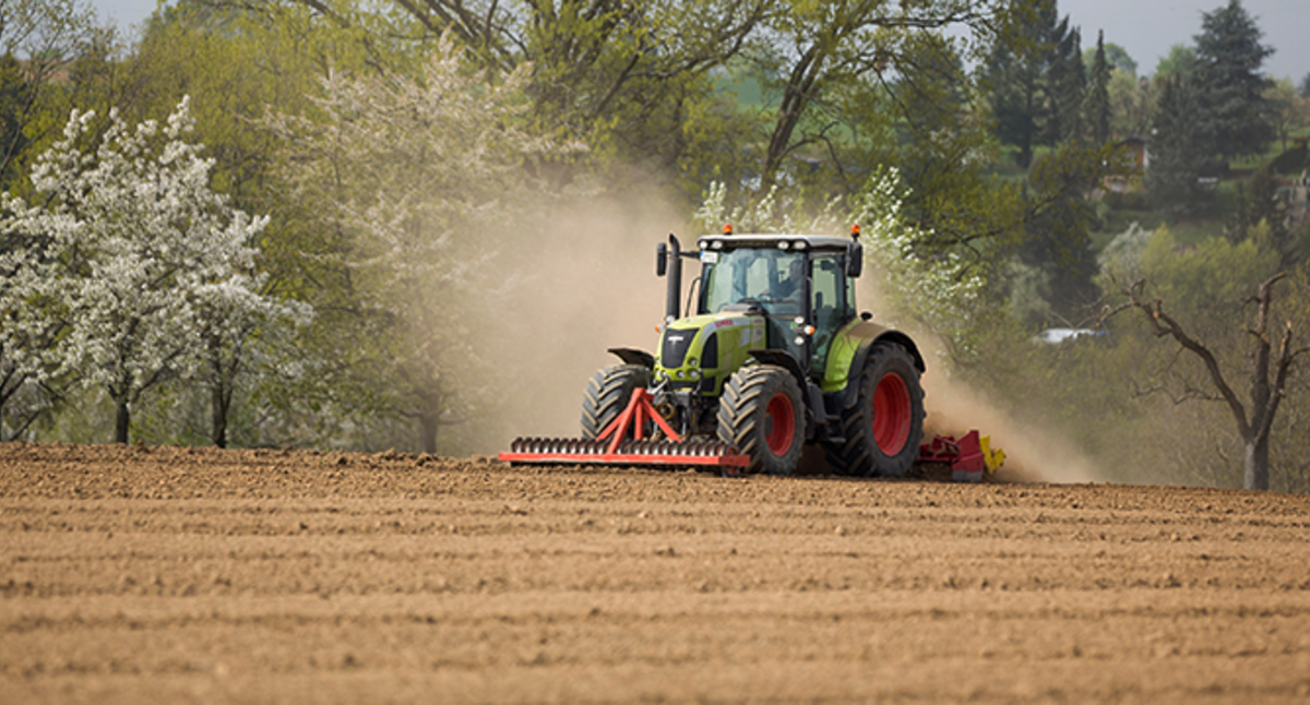 Traktor auf dem Feld