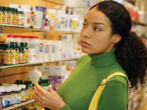 una mujer en compras por suplementos dieteticos