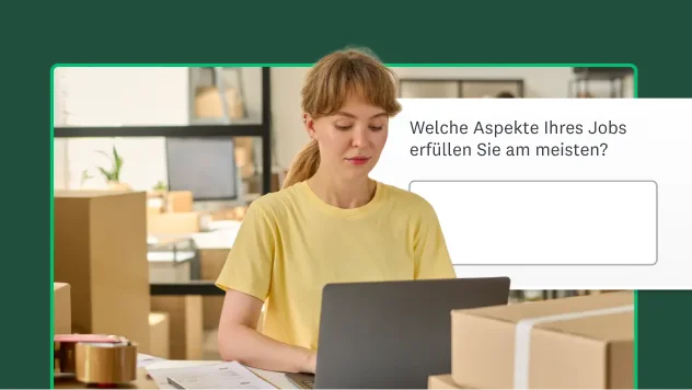 Eine Frau tippt auf einem Laptop neben einem Screenshot einer Erhebung, in der gefragt wird, welche Aspekte im Job am meisten erfüllen