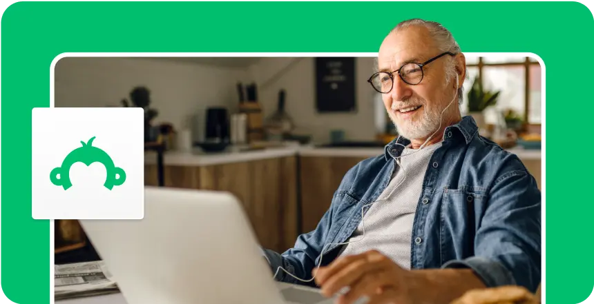 Un hombre con audífonos y una computadora portátil, junto a una imagen del logotipo de SurveyMonkey