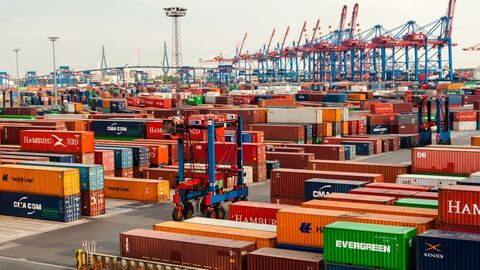 ein großer Containerhafen mit vielen Kränen