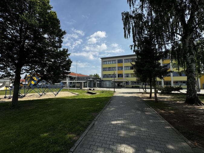 Blick auf das Schulgebäude der Grundschule Laußnitz