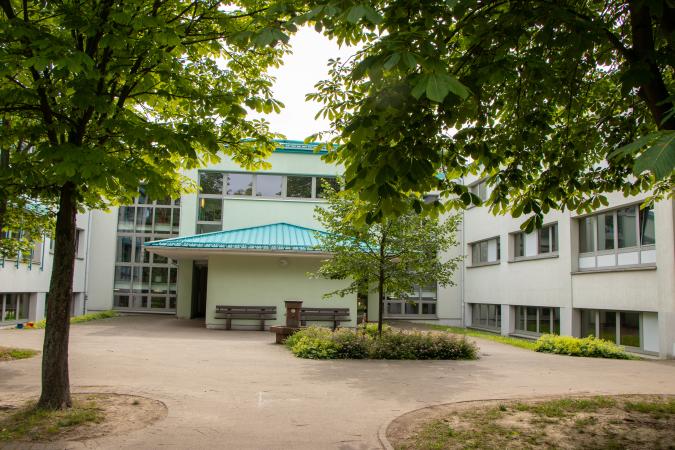 Blick auf das Schulgebäude der Lindenschule Bautzen