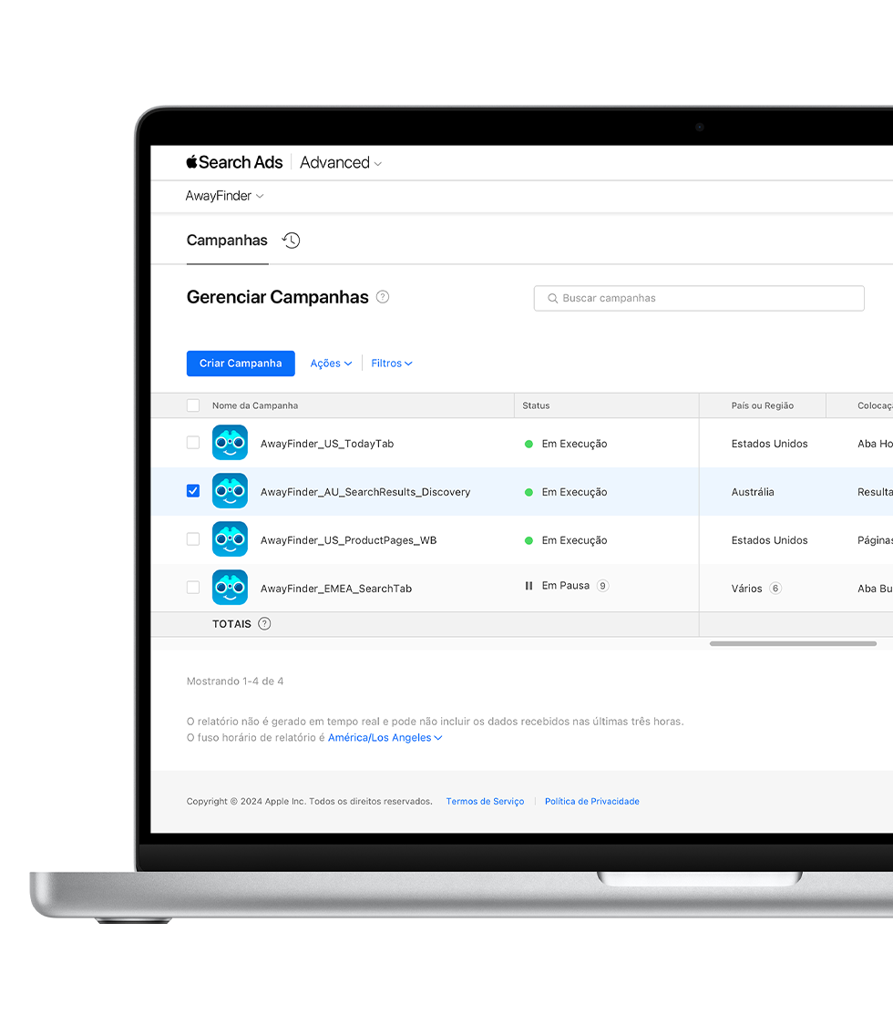Um MacBook está aberto no painel de Campanhas no Apple Search Ads Advanced. Quatro campanhas estão relacionadas com seu nome de campanha, status, país ou região e colocação de anúncio aparecendo nas colunas.