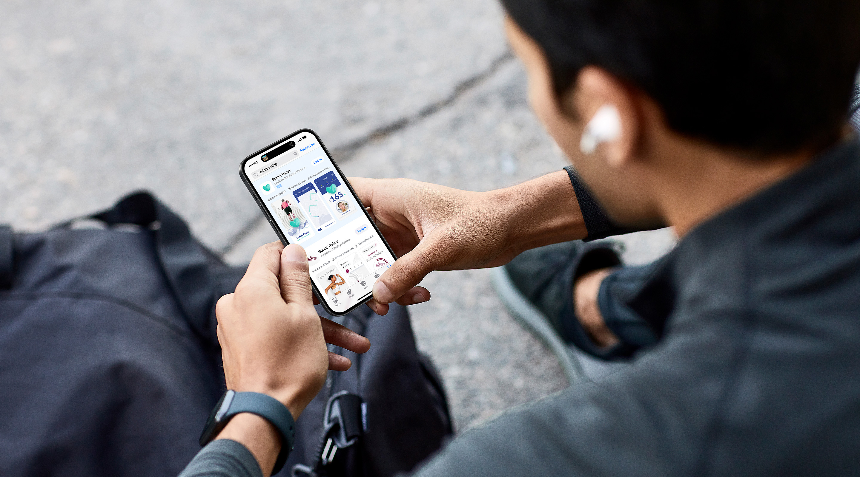 Ein Mann, der im App Store nach „Sprinttraining“ sucht. Eine Anzeige für die Beispiel-App „Sprint Pacer“ erscheint oben in den Suchergebnissen und die App „Sprint Trainer“ erscheint darunter.