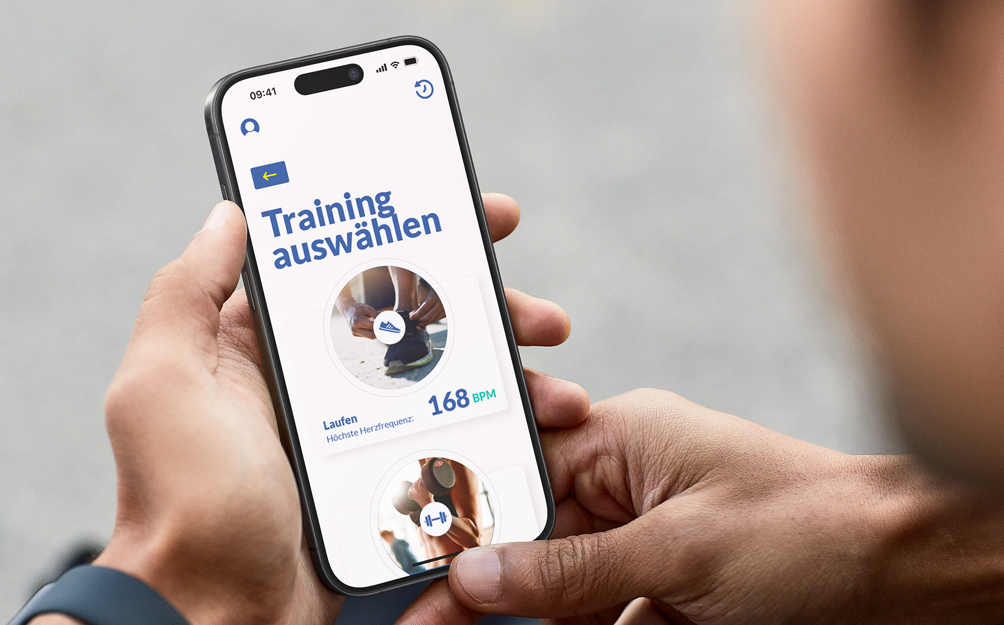 Eine Person verwendet die Beispiel-App „Sprint Pacer“ auf einem iPhone. Der Bildschirm zeigt die Option zum Auswählen des Trainings an und gibt Messwerte von einem vorherigen Lauf an. 