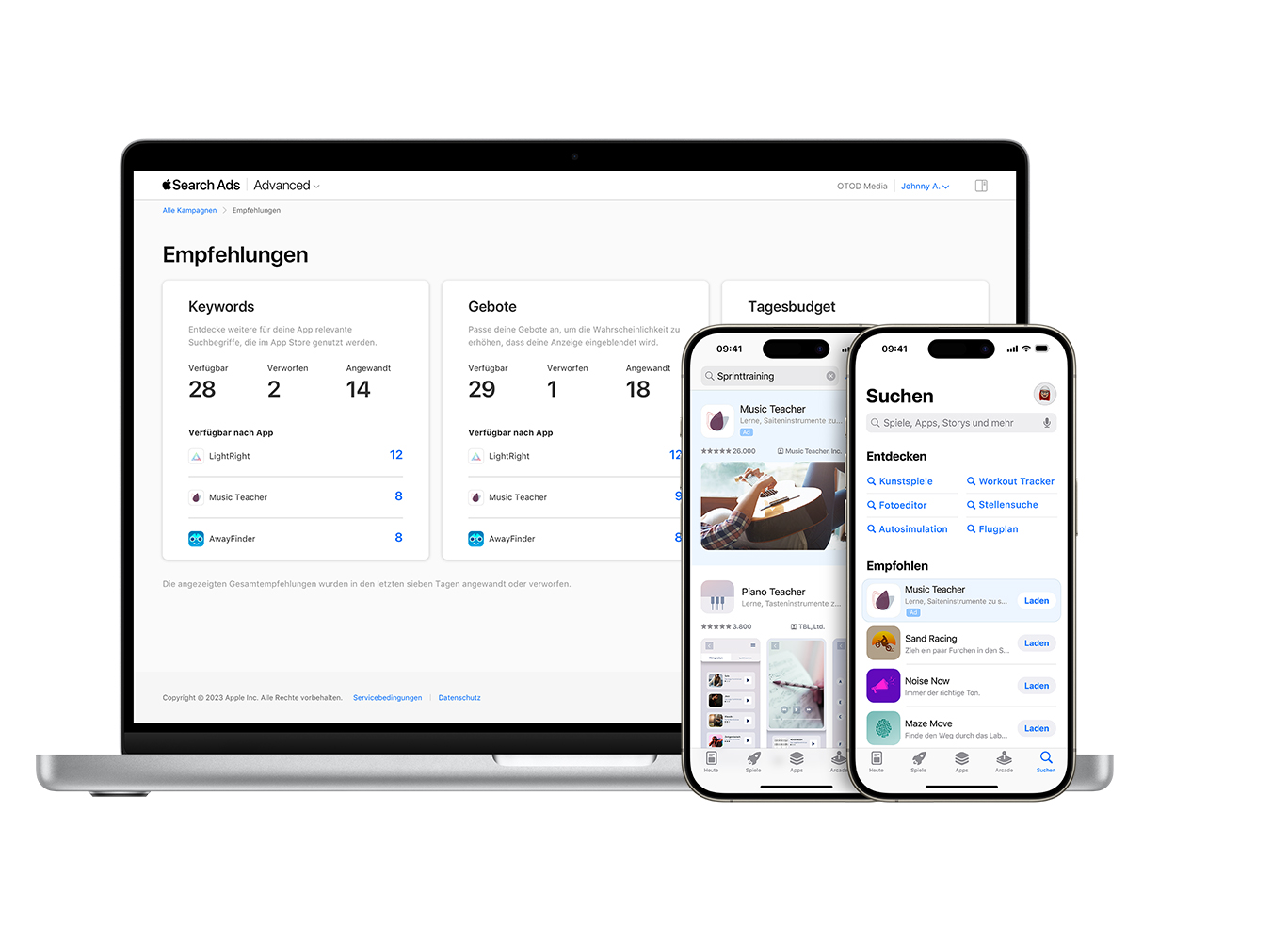 Ein MacBook und zwei iPhones. Das MacBook zeigt die Seite „Empfehlungen“ in Apple Search Ads Advanced mit Gesamtwerten der Empfehlungen für Keywords, Gebote und Tagesbudget an. Auf einem der beiden iPhones wird in den Suchergebnissen eine Anzeige für die App „Music Teacher“ angezeigt. Das zweite iPhone zeigt auf dem Tab „Suchen“ eine Anzeige für „Music Teacher“ an. 