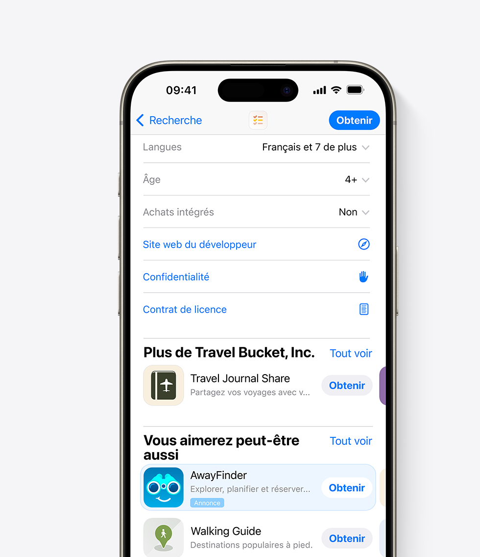 Un iPhone avec l’App Store ouvert. Une annonce de l’app fictive AwayFinder apparaît en bas d’une page produit de l’App Store. On peut la voir en faisant défiler la page vers le bas.