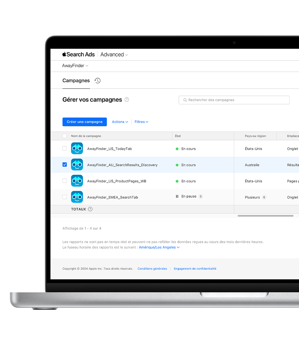 Un MacBook est ouvert sur le tableau de bord Campagnes d’Apple Search Ads Advanced. Quatre campagnes sont répertoriées, avec des colonnes indiquant leur nom, leur état, leur pays ou région, et leur emplacement d’annonce.