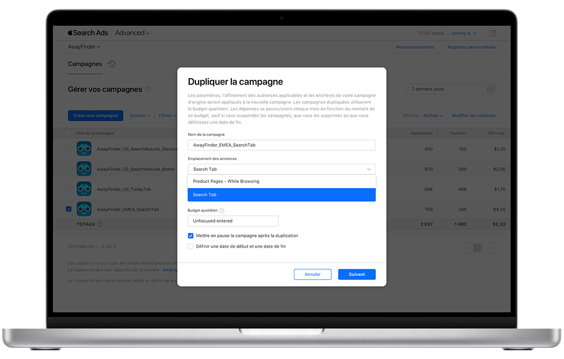 Le tableau de bord Campagnes d’Apple Search Ads présentant une liste de quatre campagnes pour l’app fictive TripTrek. Une campagne est sélectionnée. Une fenêtre modale intitulée Dupliquer la campagne est superposée sur la page. La campagne sélectionnée est renseignée dans le champ Nom de la campagne ; l’emplacement de l’annonce est défini dans l’onglet Rechercher ; le budget quotidien est défini sur 1 000 USD et la case Mettre en pause la campagne après la duplication est cochée.