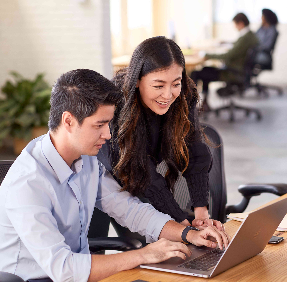 Un team di due persone che lavorano insieme davanti a un computer.