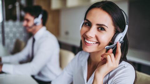 Eine Frau telefoniert und lächelt