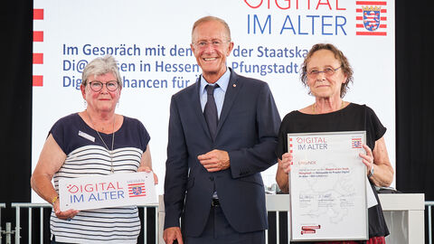 Der Chef der Hessischen Staatskanzlei, Staatsminister Axel Wintermeyer, hat die Stadt Pfungstadt auf dem Hessentag als Di@-Lotsen-Stützpunkt ausgezeichnet. 