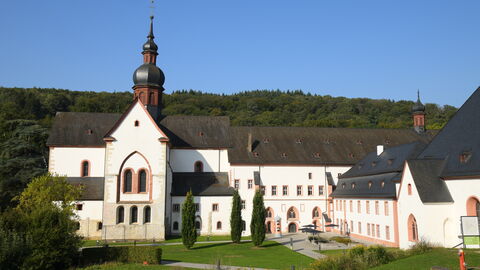 Ein weißes Klostergebäude im Rheingau