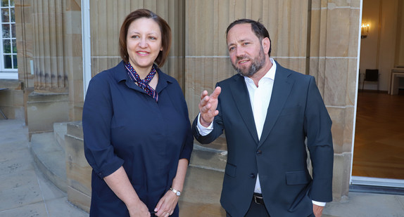 Staatssekretär Florian Hassler (rechts) und die slowenische Botschafterin Dr. Ana Polak Petrič (links)