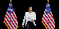 Kamala Harris zwischen zwei US-Flaggen