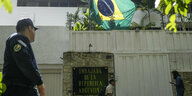 Eine brasilianische Flagge weht über der argentinischen Botschaft von Caracas