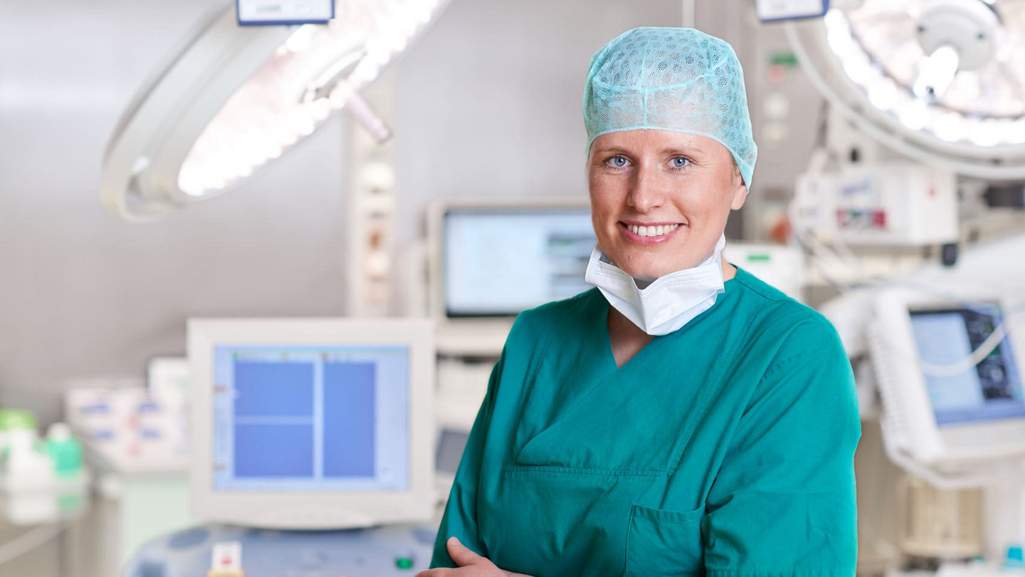 Ärztin der Universitätsmedizin Göttingen im OP-Saal