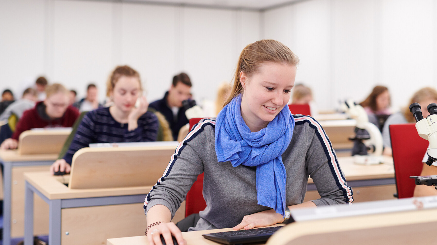 Studentin der Universitätsmedizin Göttingen sitzt in einem Seminarraum