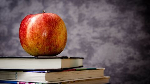 Apfel auf einem Bücherstapel