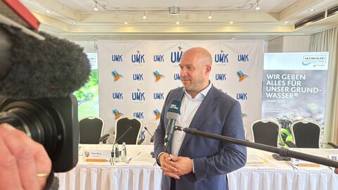 Hessens Umweltminister Ingmar Jung im Gespräch mit Journalisten bei der Abschluss-PK der Umweltministerkonferenz.