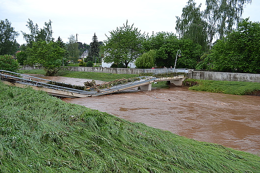 eingestürzte Brücke durch Hochwasser verursacht