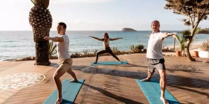 Séances de yoga du matin avec petit-déjeuner au bord de la mer à Aiyanna Ibiza