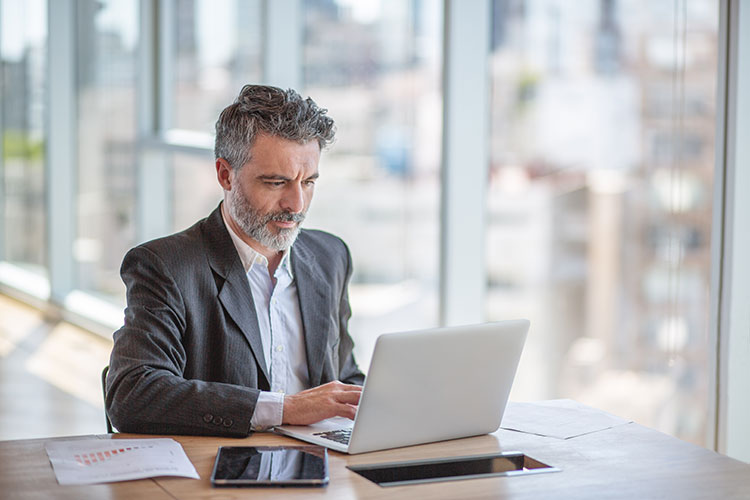 Ein Lohnbuchhalter arbeitet an der Lohnabrechnung mit Hilfe einer Payroll Software