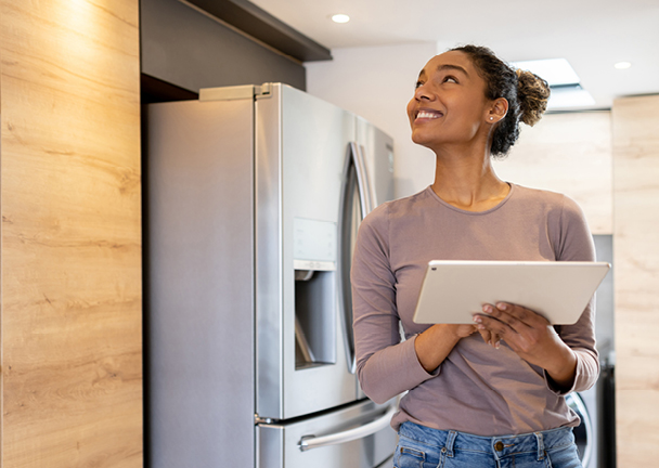 Frau nutzt Smart Home System Zuhause.jpg