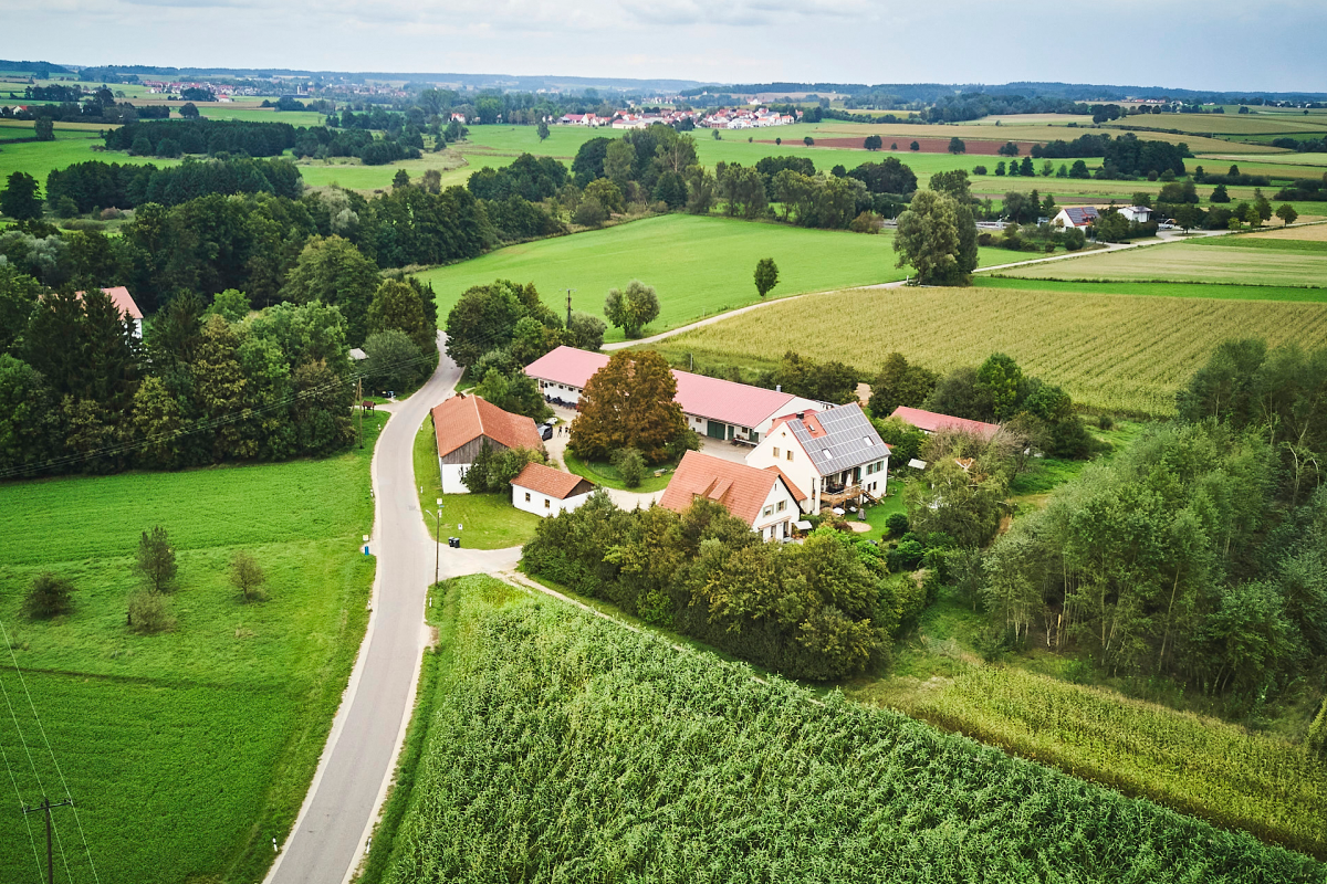 Naturland-Hof Stefan Berthold aus der Luft.