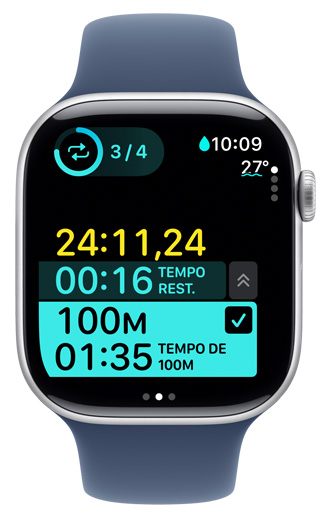 Tela de um Apple Watch mostra o tempo de um treino personalizado de nado em piscina